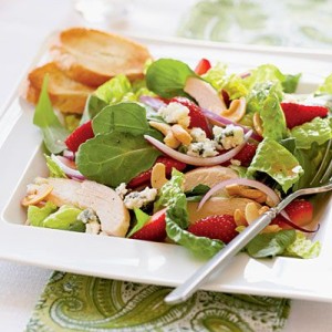 Chicken and Strawberry Salad http://www.funtocooking.com/2014/04/10/chicken-and-strawberry-salad